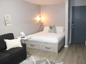 Rustic Studio Apt. 2 Min Drive to Downtown Oswego