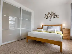 River House with Parking - TV in Every Bedroom!