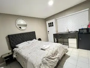Modern 1 Bedroom Home W/ Sauna & Shower-Jets