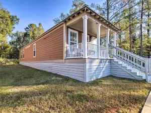 2 Mi to MSU Chic Cottage Retreat with Yard!