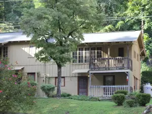 The Evening Shade River Lodge and Cabins