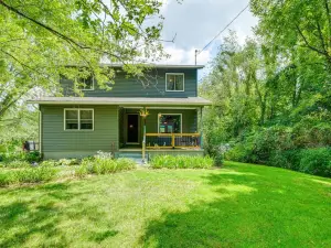 Blacksburg Hideaway with Hot Tub about 5 Mi to Campus!