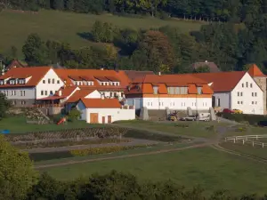 Hotelový a jezdecký areál Dvůr Krutěnice