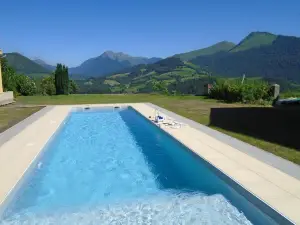 野豬農場 - 米卡雷