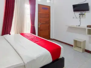 RedDoorz Syariah at Penginapan Eby Padang