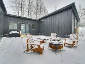8 Mi to Sleeping Bear Dunes Creekside Cabin
