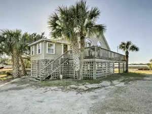 Cozy Waterfront Island House on Live Oak Island!