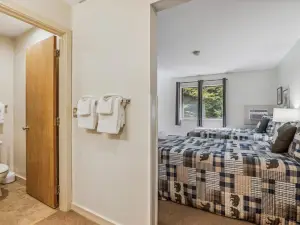 Deluxe One Bedroom Suite Located on First Floor with Outdoor Heated Pool 11517