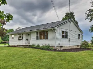 Cozy Seneca Falls Home Close to Cayuga Wine Trail!