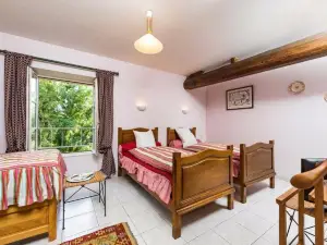Jolie Vache Deguisee en Fleurs, Chambre d'Hote a Soulosse