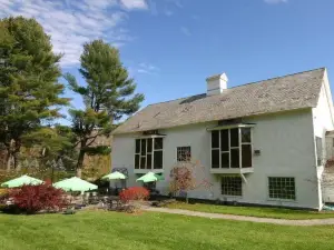 The 1896 House Country Inn - Brookside & Pondside