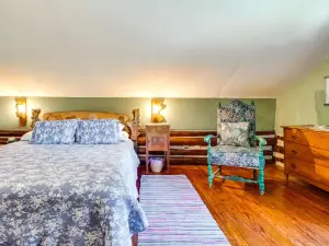 4 Mi to Historic District Calico Rock Cabin!