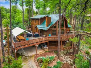 가구가 갖춰진 데크 + 숲 전망: 파인 리트리트!