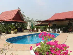 1 Double Bedroom Apartment with Pool and Extensive Kitchen Diningroom