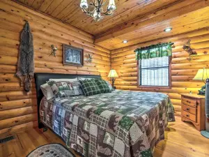 Rustic Cabin in Roaring River State Park!