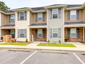 Havelock Home Private Yard, 2 Mi to Cherry Point!