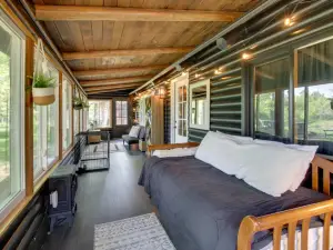 1 Mi to Beach and Lake Breezy Point Cabin with Yard!