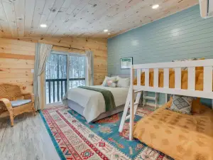 8 Mi to Sleeping Bear Dunes Creekside Cabin
