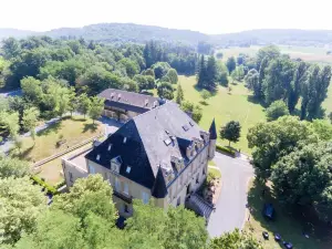 Château de Puy Robert Lascaux - A proximité Grotte de Lascaux - Hôtel Avec Piscine chauffée - Sarlat