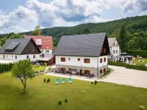 Green Lakes House
