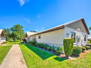 Screened Porch + Pool Access: Cozy Sebring Condo