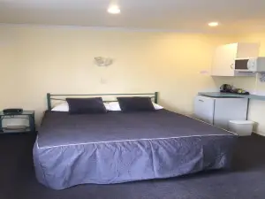 Bentons Motel