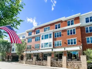 Six South St. Hotel