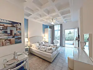 Seafront Studios and Apartments