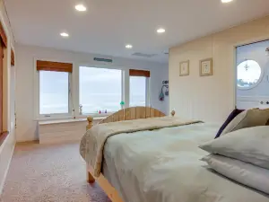 The Lighthouse: 3 Acre Port Orford Oceanfront Home
