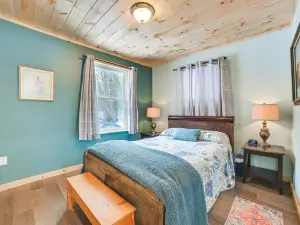 Lake Access & Dock: Remote Mio-area Cottage
