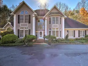 Million-Dollar Estate by Downtown Franklin!
