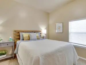 Apartment Half-mi to Downtown Guthrie!
