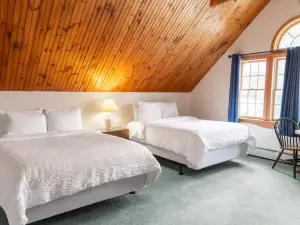 Sara Placid Inn & Suites