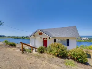 Peaceful Cloverdale Home - Walk to Winema Beach