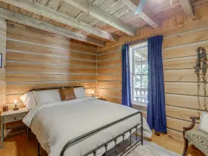 Peaceful Whitley City Cabin on 10 Wooded Acres!