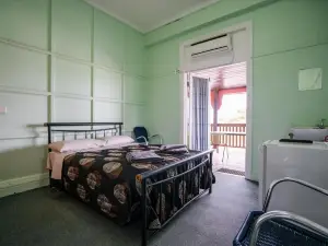 Commercial Hotel