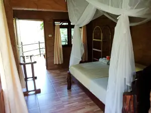 On the Rocks Bungalows, Restaurant and Jungle Trekking Tours