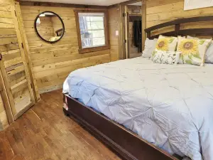 Hot Tub Private Cabin 5 Min to College Station