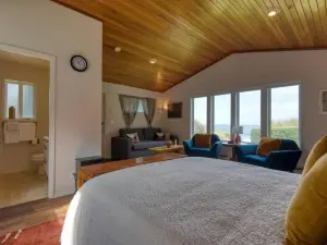 #StayinMyDistrict Cape Arago Studio Suite