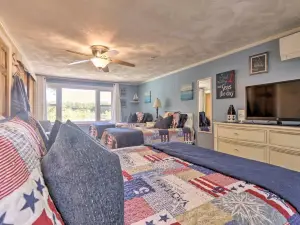 Football Fans Lake Retreat - 5 Mins to Gillette!