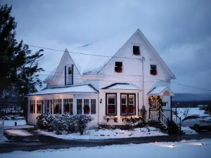 Carleton Inn & Cottages