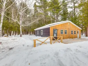 2 Ponds and Trail Access Peaceful Cabin in Calumet!