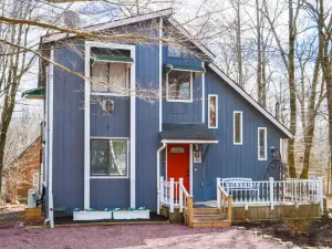 Beautiful Mount Pocono Chalet with Hot Tub!!