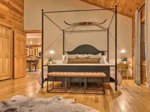 7 Mi to Ski Slopes Mars Hill Cabin with Hot Tub!