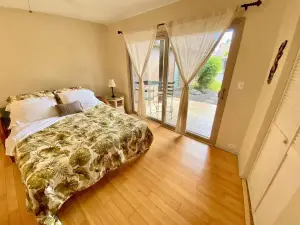 Charming 1 Bedroom Beach Condo Prime Location Great Value