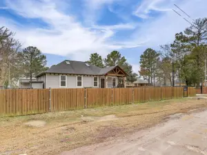 Pets Welcome Home with Deck and Patio in Hockley!