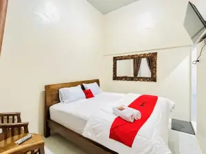 RedDoorz @ Gunari Guest House Merek Karo