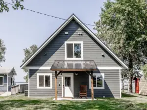 Shoreside 4b/4b walkout retreat with perfect sand