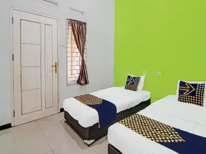 Spot on 92255 Lucky Guesthouse