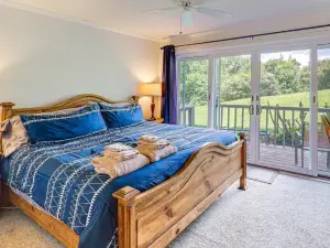 Banner Elk Mountain-View Condo: 3 Mi to Skiing!